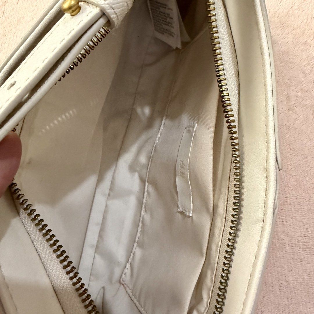Cream white shoulder bag with adjustable strap (Category: Shoulder Bags) located in Zaragoza. Submitted by lerryparungao (Listing ID 1467373141, Image 2). Description: - Color & Material: Cream white faux leather with a textured pebble finish - Hardware: Elegant gold-tone accents - Closure: Secure top zipper - Strap: Single strap with side buckle adjustment - Interior: Clean lining with a convenient slip pocket - Style: Minimalist everyday design