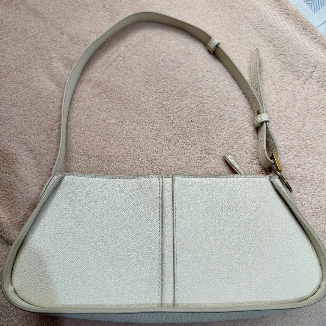 Cream white shoulder bag with adjustable strap (Category: Shoulder Bags) located in Zaragoza. Submitted by lerryparungao (Listing ID 1467373141, Image 1). Description: - Color & Material: Cream white faux leather with a textured pebble finish - Hardware: Elegant gold-tone accents - Closure: Secure top zipper - Strap: Single strap with side buckle adjustment - Interior: Clean lining with a convenient slip pocket - Style: Minimalist everyday design