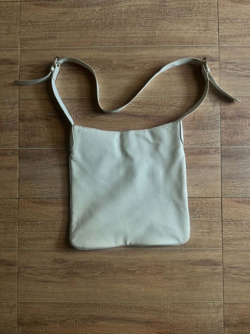 CROCODILE SKIN TOTEBAG (Category: Luxury Bags & Wallets) located in Iloilo. Submitted by cuzta.thrift (Listing ID 1467448442, Image 2). Description: .