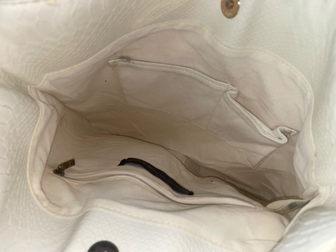 CROCODILE SKIN TOTEBAG (Category: Luxury Bags & Wallets) located in Iloilo. Submitted by cuzta.thrift (Listing ID 1467448442, Image 3). Description: .