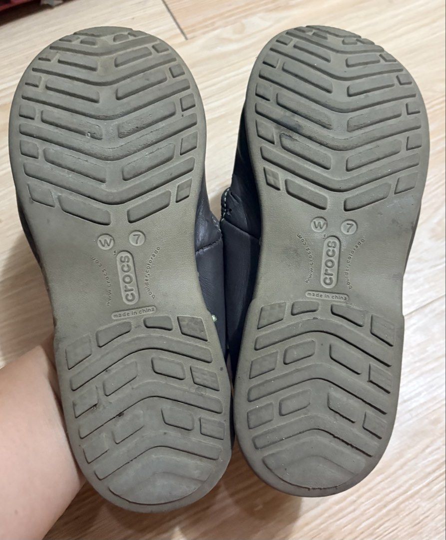 Crocs leather slip on mules w7 (Category: Flats & Sandals) located in Koronadal. Submitted by bulilitfam (Listing ID 1467594280, Image 3). Description: Ukaysource W7 on tag ⚠️sign of usage my small gasgas sa side pls check last picture.