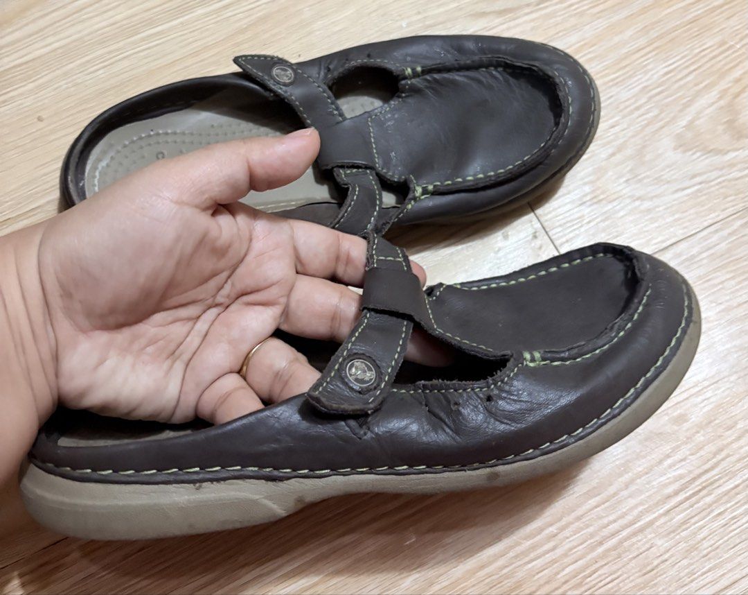Crocs leather slip on mules w7 (Category: Flats & Sandals) located in Koronadal. Submitted by bulilitfam (Listing ID 1467594280, Image 2). Description: Ukaysource W7 on tag ⚠️sign of usage my small gasgas sa side pls check last picture.