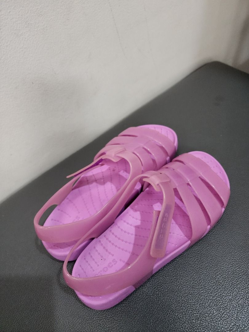 Original Crocs Pink Jelly Sandals (Category: Babies & Kids Fashion) located in Quezon City. Submitted by deesell.1907 (Listing ID 1467410360, Image 2). Description: Crocs Kids’ Isabella Jelly Sandal – Pink | Size J3 Cute, comfy, and perfect for sunny days! These Crocs Isabella sandals have translucent pink jelly straps and a cushioned Croslite™ footbed for all-day comfort. They’re lightweight, water-friendly, and easy to clean, which makes them g