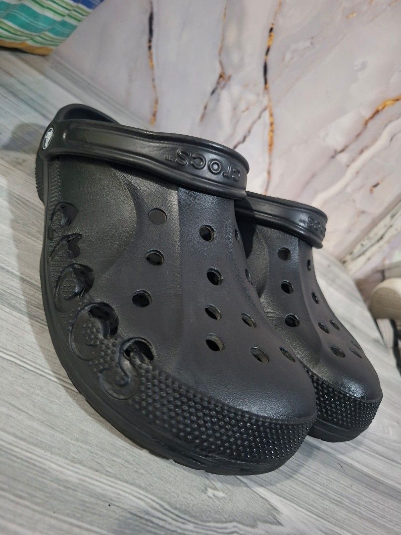 CROCS SLIPPERS SIZE 10 MEN (Category: Slippers & Slides) located in General Mariano Alvarez. Submitted by adonid (Listing ID 1467444052, Image 2). Description: GOOD CONDITION ORIGINAL CROCS SLIPPERS NORMAL SIGN OF USAGE ONLY MINIMAL HEELDRAG.