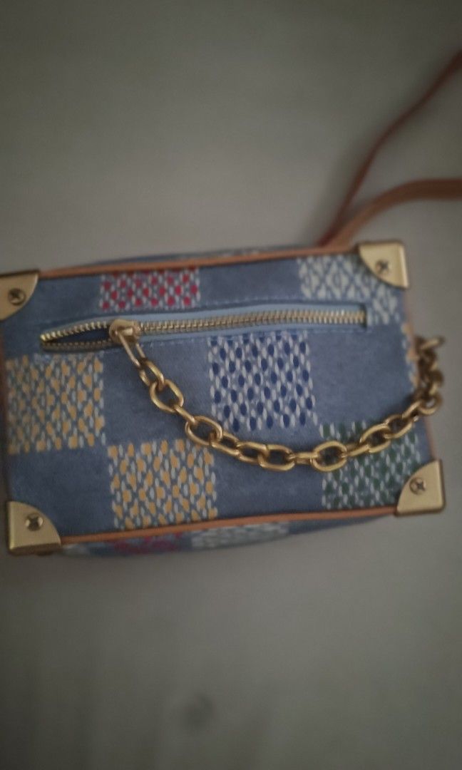 Cross body bag (Category: Cross-body Bags) located in Makati City. Submitted by themarketden (Listing ID 1467403150, Image 3). Description: Good condition.