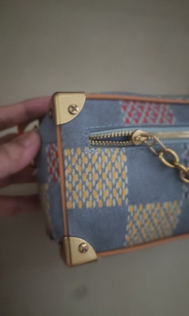 Cross body bag (Category: Cross-body Bags) located in Makati City. Submitted by themarketden (Listing ID 1467403150, Image 2). Description: Good condition.