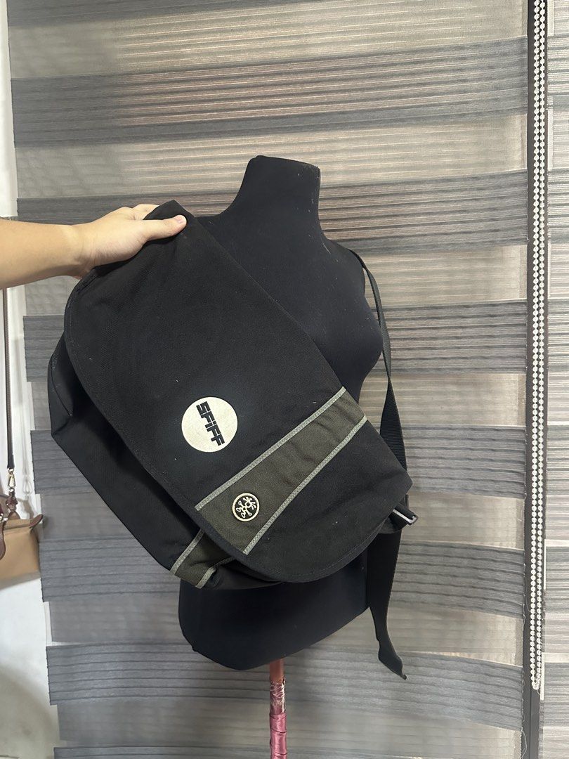 Crumpler Messenger Bag (Category: Sling Bags) located in Quezon City. Submitted by prelovedbagsbygiv (Listing ID 1467475737, Image 1). Description: .