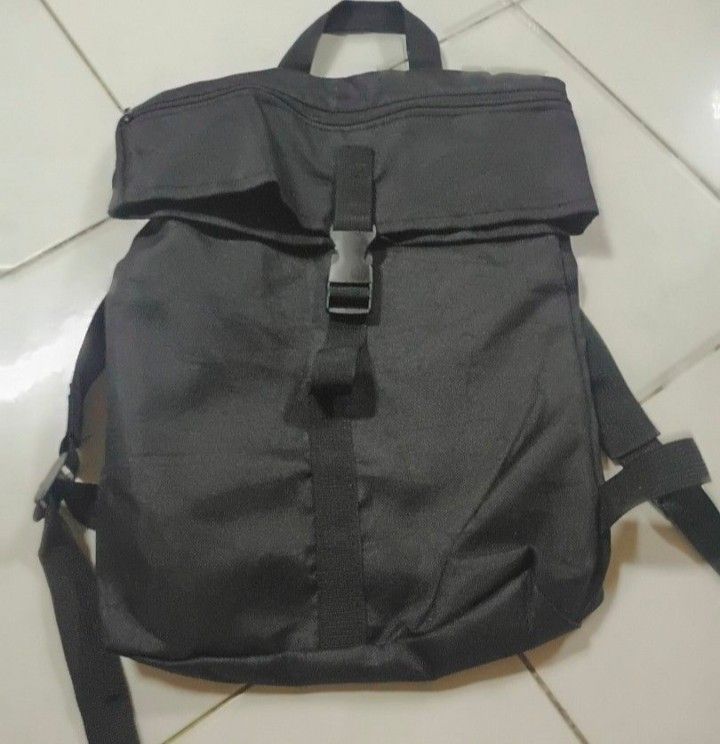DAISO Black Square Backpack (Category: Backpacks) located in Quezon City. Submitted by xorei (Listing ID 1467504007, Image 2). Description: The Daiso Black Square Backpack is a minimalist, casual daypack designed for utility and everyday commuting. It features a functional, structured. design built for light travel or school use..