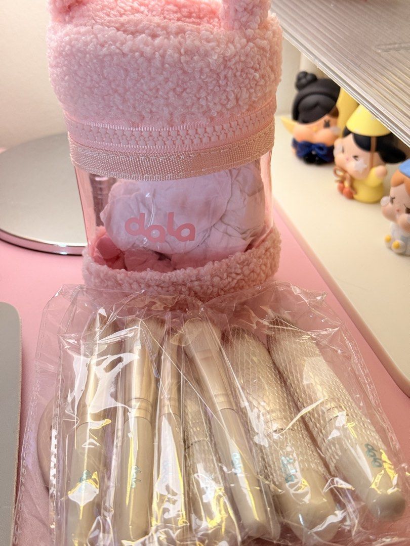 Dala Easy On The Go Mini Brushes (Category: Makeup) located in Marikina City. Submitted by glittermoongirl (Listing ID 1467441129, Image 1). Description: Dala easy on the go mini brushes 9pcs Brand new!!! No last price!!! Loc: Marikina Rfs: extra.