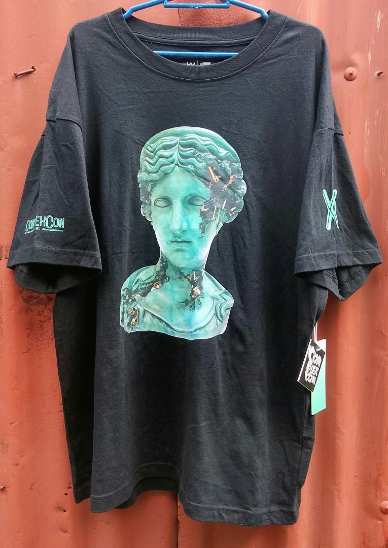 Daniel Arsham x ComplexCon Hong Kong T-shirt (Category: Tshirts & Polo Shirts ) located in San Jose del Monte. Submitted by danielraq81550 (Listing ID 1467411449, Image 1). Description: - Item: Daniel Arsham x ComplexCon Hong Kong T-Shirt - Color: Black - Size: Medium (M) - Condition: Brand new with original store tags attached - Details: Green statue graphic on front, text on back, and ComplexCon Hotel logo on the sleeve - 100% authentic and lim