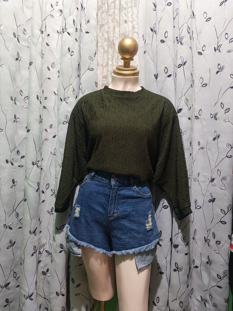 Dark Green Textured Top (Category: Sets or Coordinates) located in Caloocan City. Submitted by _misskaye (Listing ID 1467475673, Image 1). Description: - Textured dark green long sleeve top with round neckline and batwing sleeves - Comfortable and stylish for everyday casual wear - Easy to mix and match with other wardrobe pieces.