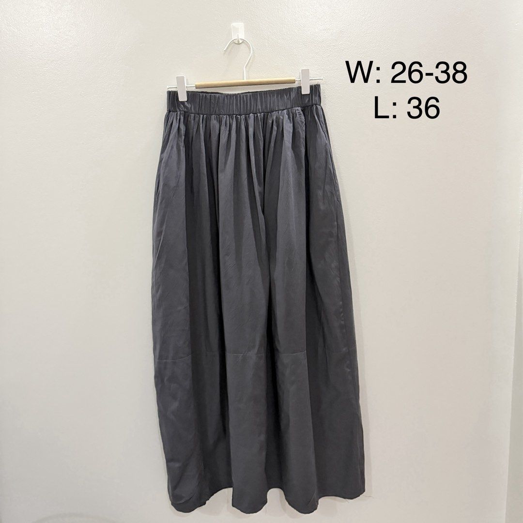 Dark Grey Maxi Skirt Elastic Waist (Category: Skirts) located in Rodriguez. Submitted by jrms23 (Listing ID 1467600729, Image 1). Description: - Color: Dark grey - Style: Flowy maxi skirt - Waist: Gathered elastic, stretches from 26 to 38 inches - Length: 36 inches - Perfect everyday basic piece that's easy to pair with any top.