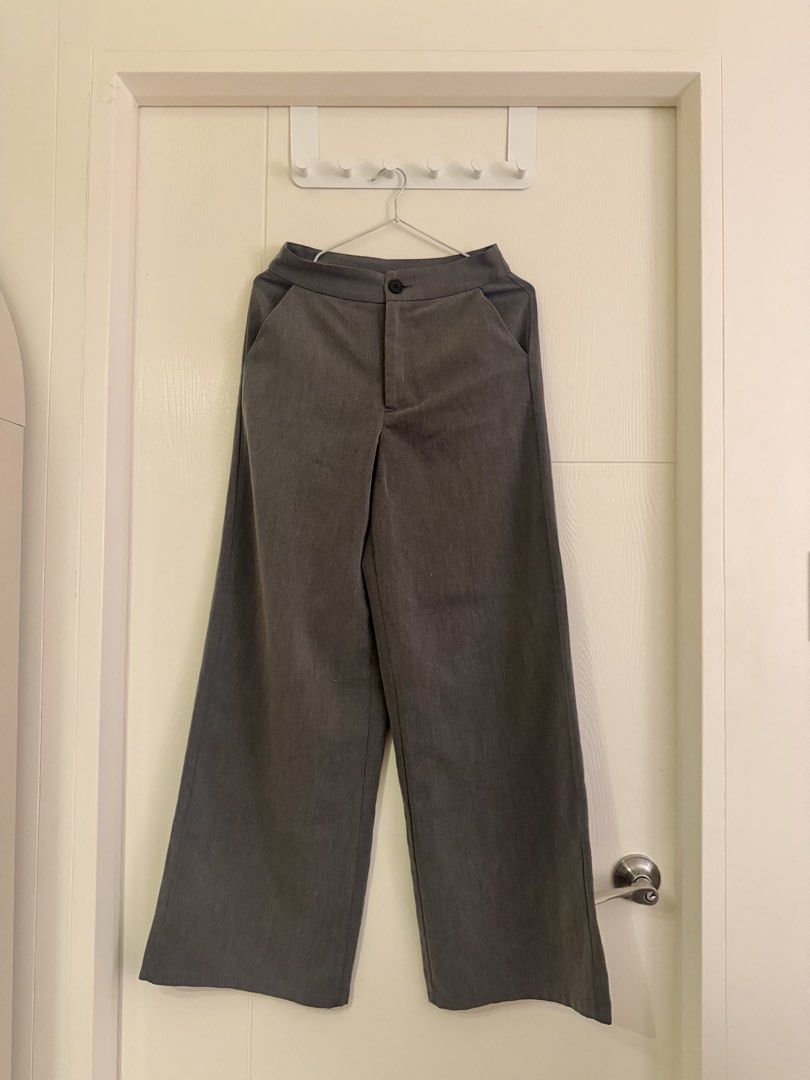 Dark Grey Wide Leg Trousers Pants (Category: Jeans) located in Mandaluyong City. Submitted by beyfinds (Listing ID 1467562028, Image 1). Description: .