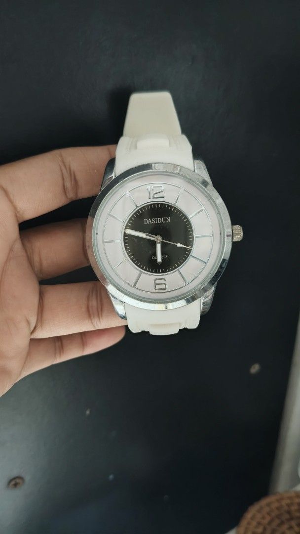 Dasidun Quartz Watch White Strap (Category: Women's Watches) located in Taguig. Submitted by mercyeugen28914 (Listing ID 1467448669, Image 3). Description: Preloved Japan Watch Dasidun Quartz White Big Rubber strap Unisex Watch Japan 48mm including the crown 10inch wrist .