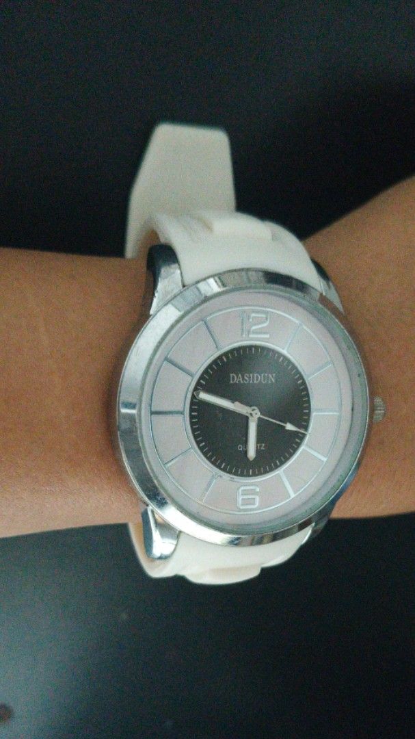 Dasidun Quartz Watch White Strap (Category: Women's Watches) located in Taguig. Submitted by mercyeugen28914 (Listing ID 1467448669, Image 2). Description: Preloved Japan Watch Dasidun Quartz White Big Rubber strap Unisex Watch Japan 48mm including the crown 10inch wrist .
