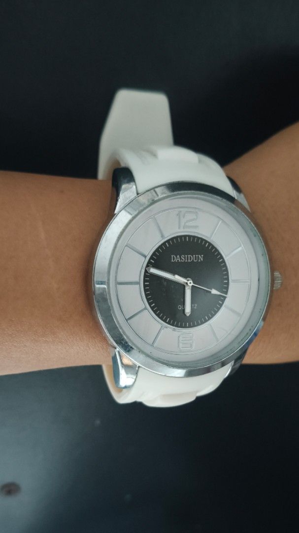 Dasidun Quartz Watch White Strap (Category: Women's Watches) located in Taguig. Submitted by mercyeugen28914 (Listing ID 1467448669, Image 1). Description: Preloved Japan Watch Dasidun Quartz White Big Rubber strap Unisex Watch Japan 48mm including the crown 10inch wrist .