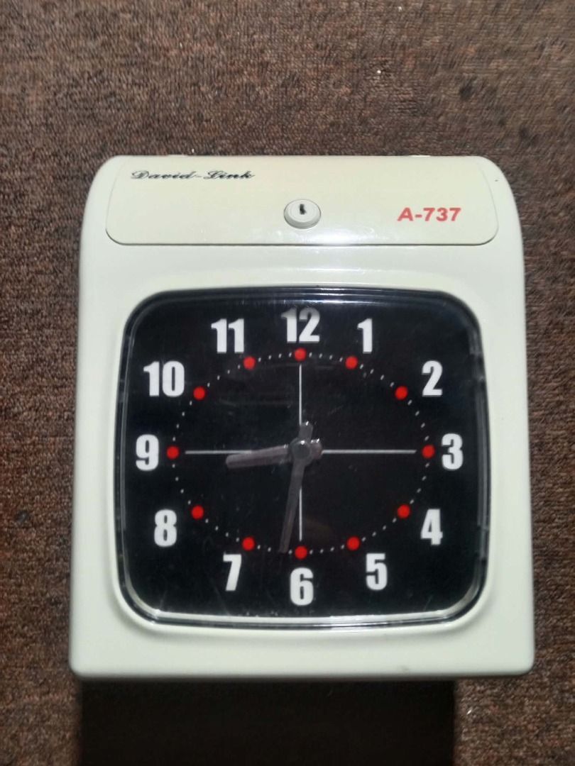 David-Link Time Recorder Punch Card Machine (Category: Office & Business Technology) located in Caloocan City. Submitted by gelo09990 (Listing ID 1467452917, Image 1). Description: - Brand: David-Link - Type: Time recorder / Attendance machine - Features: Clear digital display and 6 punch buttons (IN/OUT pairs) - Design: Compact beige plastic body with a top slot for paper time cards - Ideal for: Small office staff tracking - Power: Standard powe