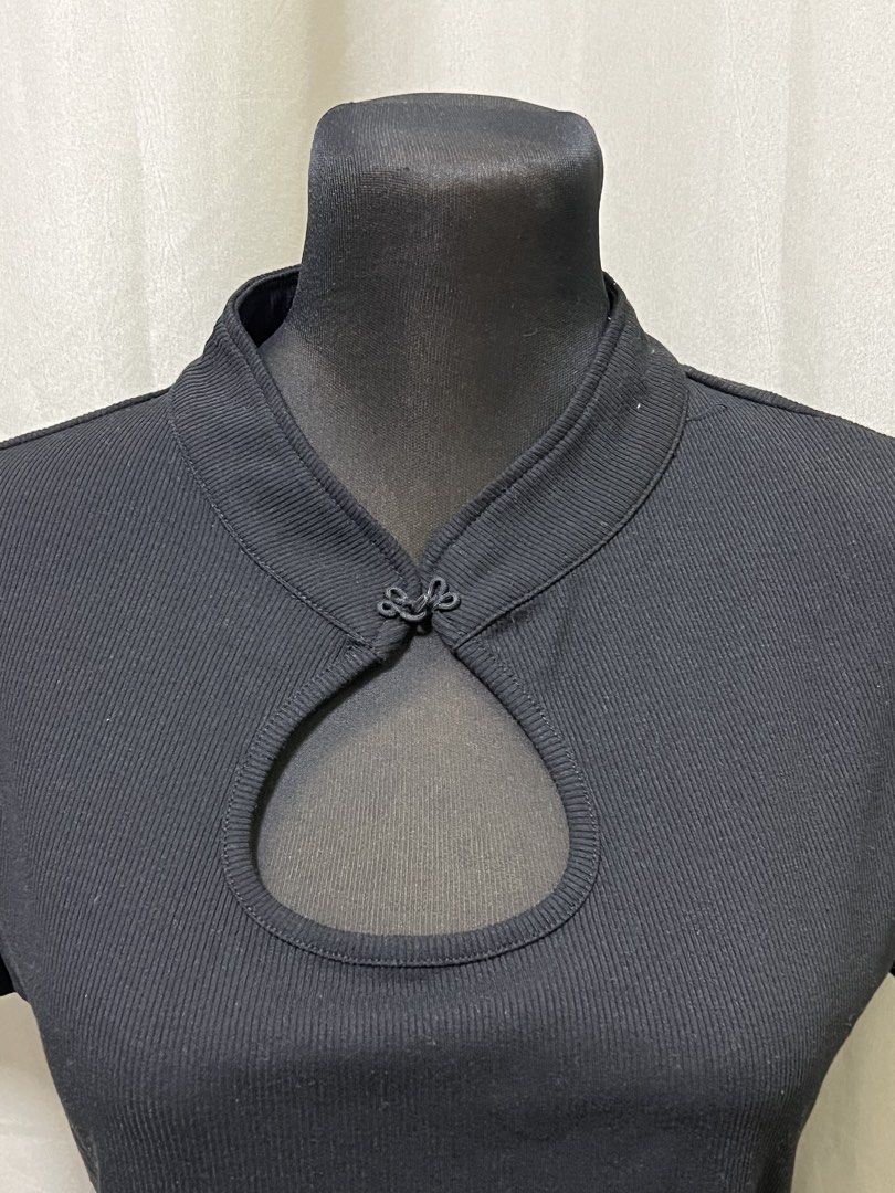 Dazy mandarin collar cutout crop top black (Category: Blouses) located in Las Pinas. Submitted by jilanah (Listing ID 1467571785, Image 2). Description: .