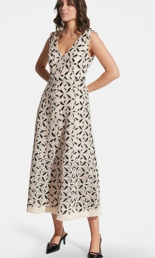 Decjuba Mischa lace dress (Category: Evening dresses & gowns) located in Batangas. Submitted by micaelaul (Listing ID 1467402003, Image 1). Description: Large on tag Original price is 249.95 aud almost 11k in PHP 🤑 tag na lang kulang dito can pass as brandnew talaga..