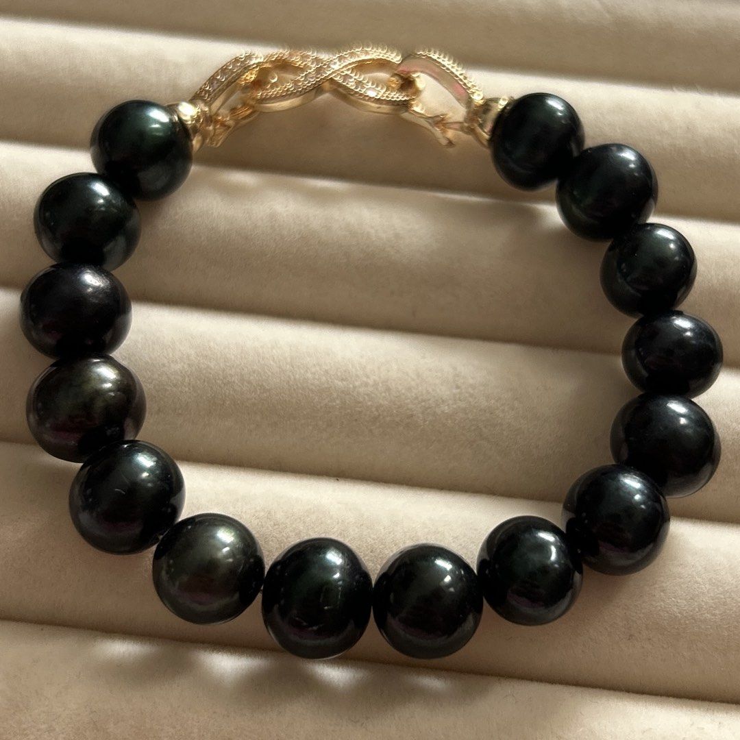 Deep Green color pearl bracelet (Category: Bracelets) located in Lipa City. Submitted by avenueusco_ph (Listing ID 1467410156, Image 2). Description: Deep green color pearl bracelet 🫶🏻✨💚 Super round 🫶🏻 Nice luster 💚✨ 10.4mm 8” long .