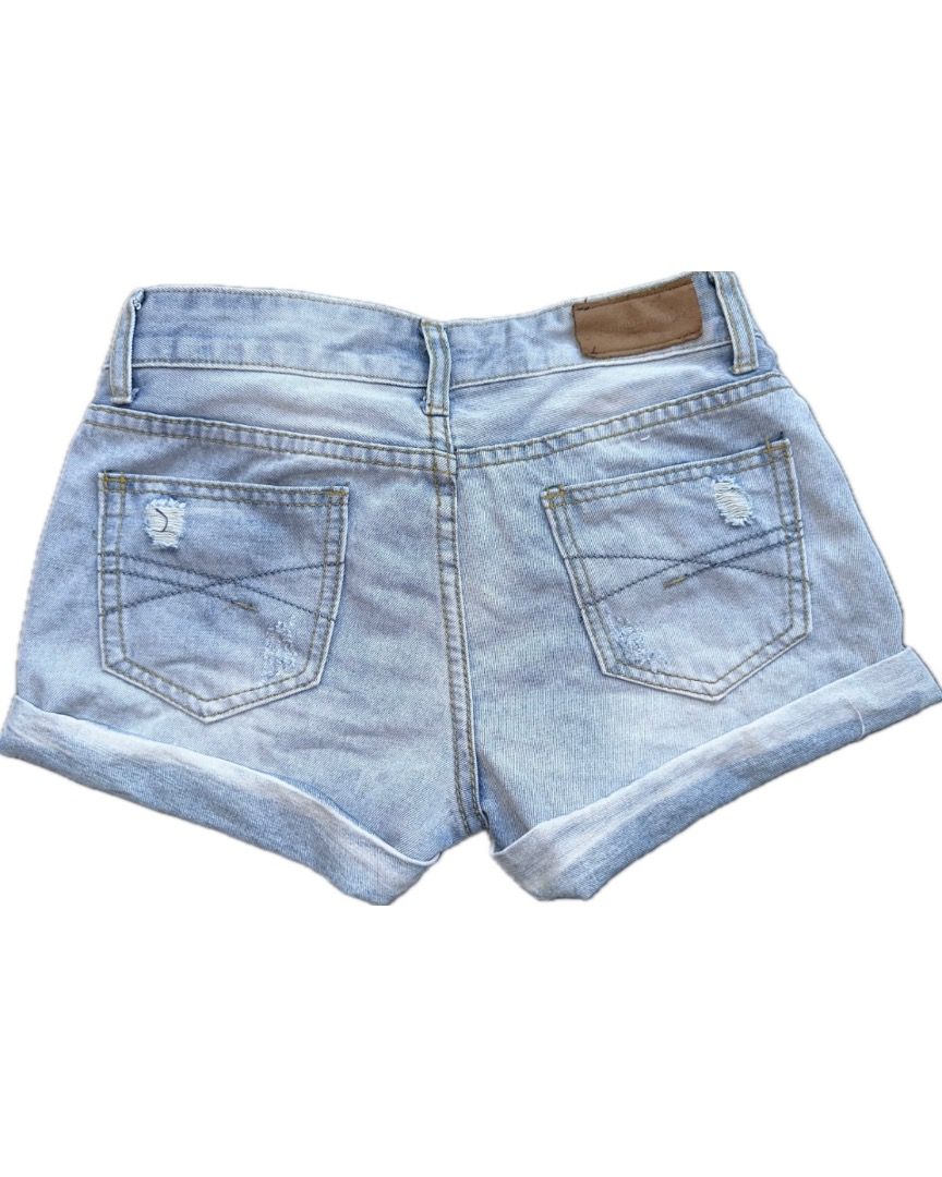 Denim Shorts Rolled Cuffs (Category: Shorts) located in Bacoor. Submitted by pickedbykoko (Listing ID 1467401249, Image 2). Description: Size: 28 inches Length: 9 inches Condition: Very Good Colors may appear slightly different depending on lighting and your screen. 🏷 ₱88.00 Code: K12 Note: the tag says vivieMMe not vivieNNe westwood.