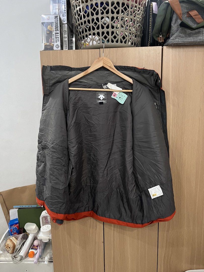 Descente Outdoor/Ski Jacket (Category: Coats, Jackets and Outerwear) located in Mandaluyong City. Submitted by tatin_abad07 (Listing ID 1467385775, Image 3). Description: Descente Outdoor/Ski Jacket Large, 23x29 Condition: 10/10 ₱680.00.
