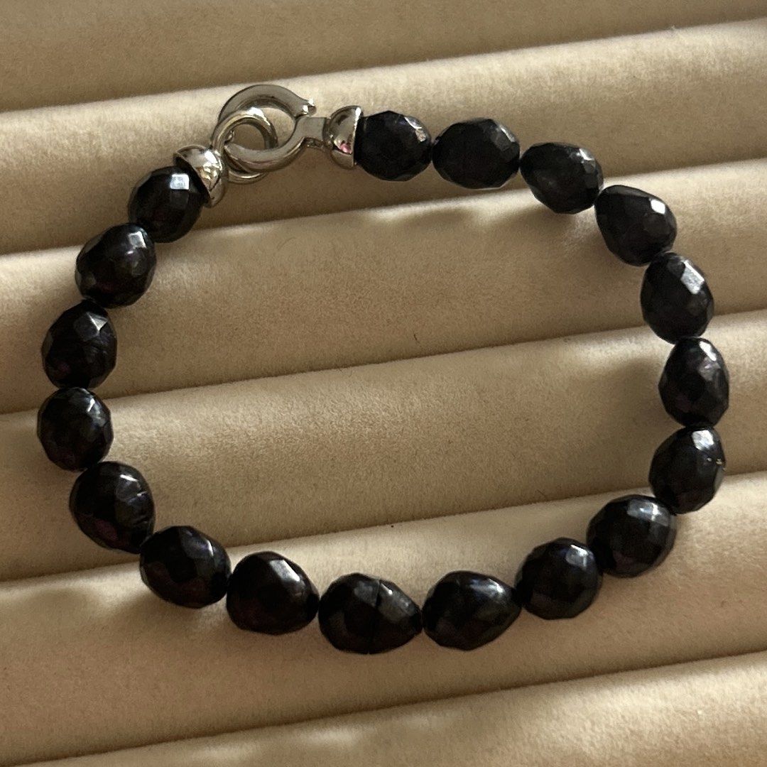Diamond faceted pearl bracelet (Category: Bracelets) located in Lipa City. Submitted by avenueusco_ph (Listing ID 1467413021, Image 2). Description: Diamond faceted carved pearl bracelet ✨💙 Deep blue color ✨ With 1 crack pearl bead 6.7mm 8” long .