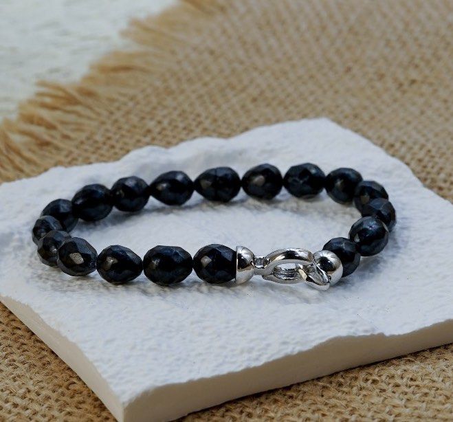 Diamond faceted pearl bracelet (Category: Bracelets) located in Lipa City. Submitted by avenueusco_ph (Listing ID 1467413021, Image 1). Description: Diamond faceted carved pearl bracelet ✨💙 Deep blue color ✨ With 1 crack pearl bead 6.7mm 8” long .