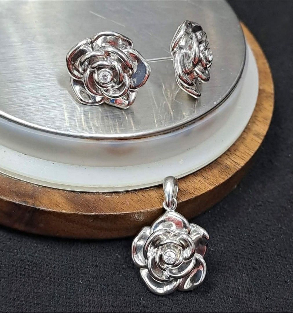 Diamond Rose Earrings & Pendant (Category: Earrings) located in Malolos. Submitted by keenhorse_ef38ab (Listing ID 1467372075, Image 1). Description: Diamond Rose Earrings & Pendant 18K SOLID- Electroform design Natural Diamond Yellow Gold & White Gold Size: 15.6mm ☑️Pawnable ☑️Natural/ Authentic Diamonds ☑️w/ Certificate Price: Pendant - ₱12,900 Earrings - ₱22,800 NO MEETUP SHIPPING VIA JRS/LALAMOVE.