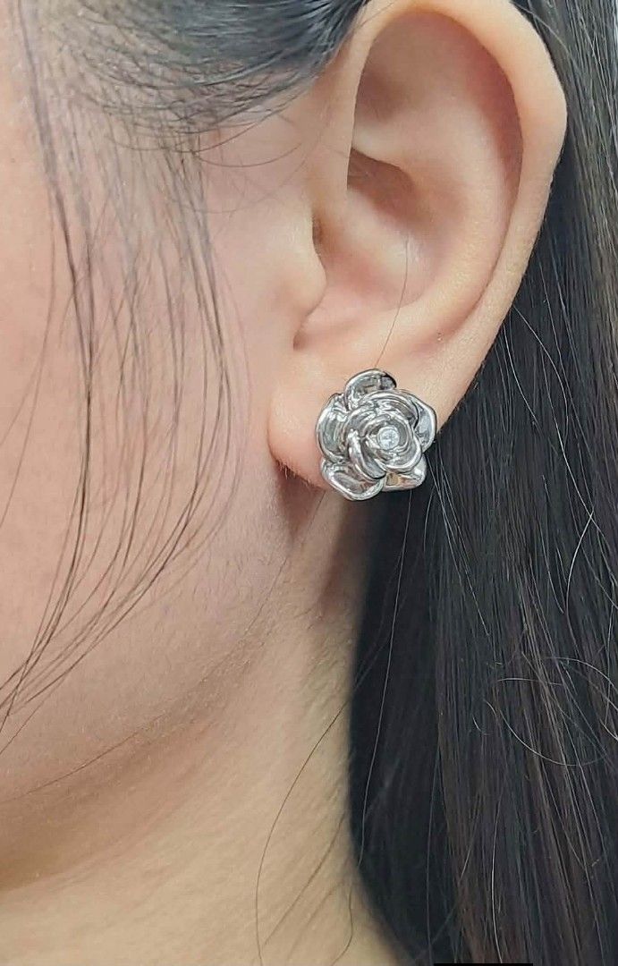 Diamond Rose Earrings & Pendant (Category: Earrings) located in Malolos. Submitted by keenhorse_ef38ab (Listing ID 1467372075, Image 3). Description: Diamond Rose Earrings & Pendant 18K SOLID- Electroform design Natural Diamond Yellow Gold & White Gold Size: 15.6mm ☑️Pawnable ☑️Natural/ Authentic Diamonds ☑️w/ Certificate Price: Pendant - ₱12,900 Earrings - ₱22,800 NO MEETUP SHIPPING VIA JRS/LALAMOVE.