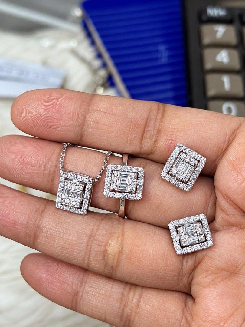 Diamond Set (Category: Necklaces) located in San Pedro. Submitted by loveeofgoldiss (Listing ID 1467514327, Image 1). Description: Natural diamond Size 7 14karat.
