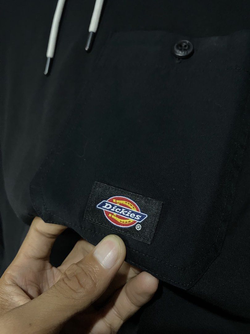 DICKIES HOODIE TSHIRT (Category: Tshirts & Polo Shirts ) located in Jaen. Submitted by oshimamark58418 (Listing ID 1467539666, Image 3). Description: - Brand: Dickies - Item: Hoodie T-Shirt - Color: Black - Size: XL - Condition: 4/5 (Very Good) - Features: Short sleeves, adjustable hood with drawstrings, contrast white stitching, chest pocket with Dickies patch logo and branded buttons - Style: Casual / Streetwear.