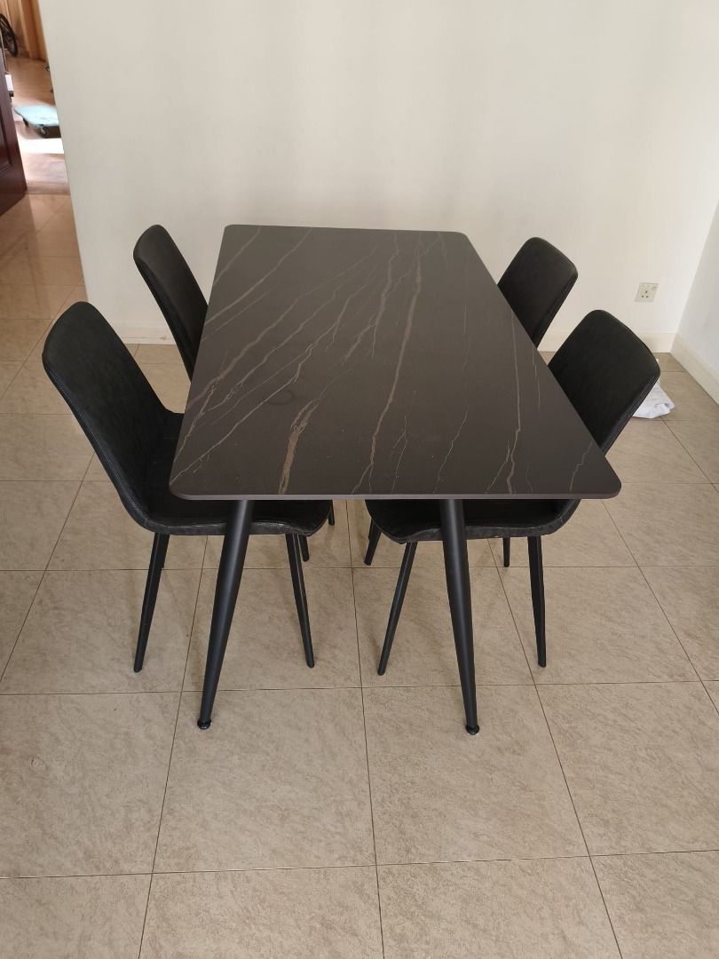 Dining Table (Category: Tables & Sets) located in Singapore. Submitted by 2nd-furnitures1 (Listing ID 1467395433, Image 1). Description: .