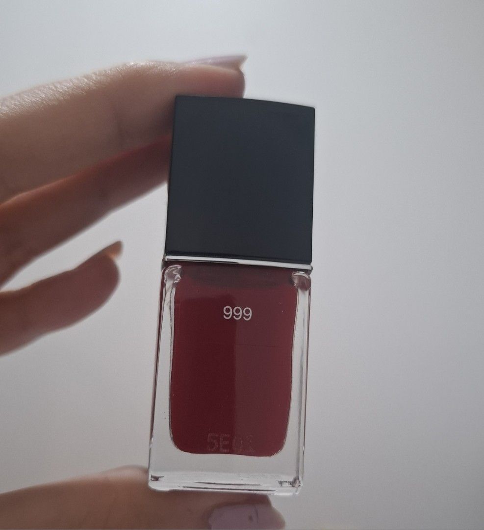 Dior 999 Red nail polish luxury (Category: Hands & Nails) located in Taguig. Submitted by welcome2myprelovedshop (Listing ID 1467439901, Image 3). Description: take this dior 999 red nail polish for only 500p . just tested once. its good as new. giving it with star dior box. so cute. the box can also be decorated..