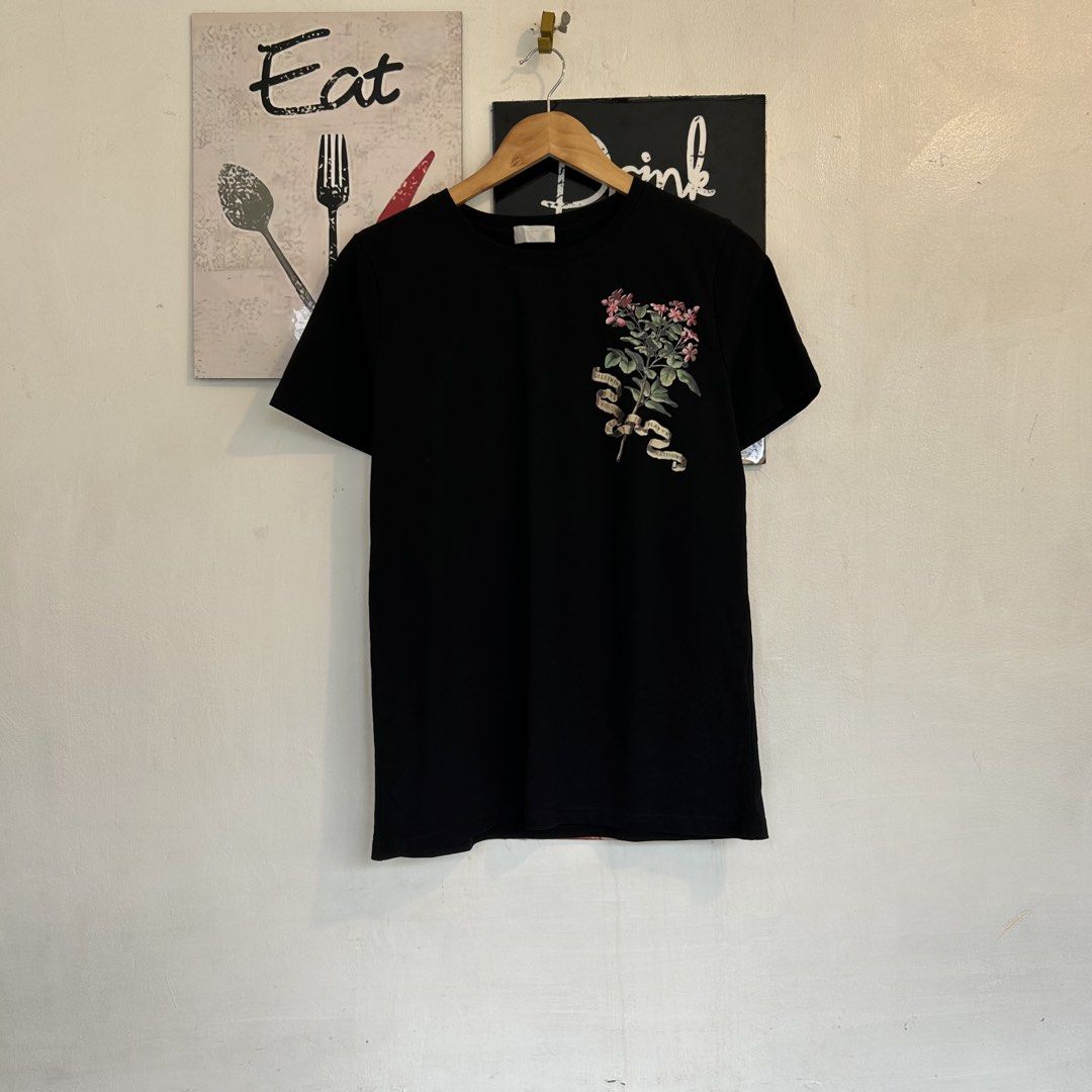 Dior Black Botanical Floral Print Tee Size L (Category: Tshirts & Polo Shirts ) located in Manila. Submitted by jakes_thrift_shop (Listing ID 1467509657, Image 1). Description: - Dior black short-sleeve t-shirt - Size: L - Material: 100% cotton, made in Italy - Design: Detailed botanical flower graphic print with vintage-style scientific illustration text on the front chest - Details: Classic crew neck collar with Dior woven neck label - Conditio