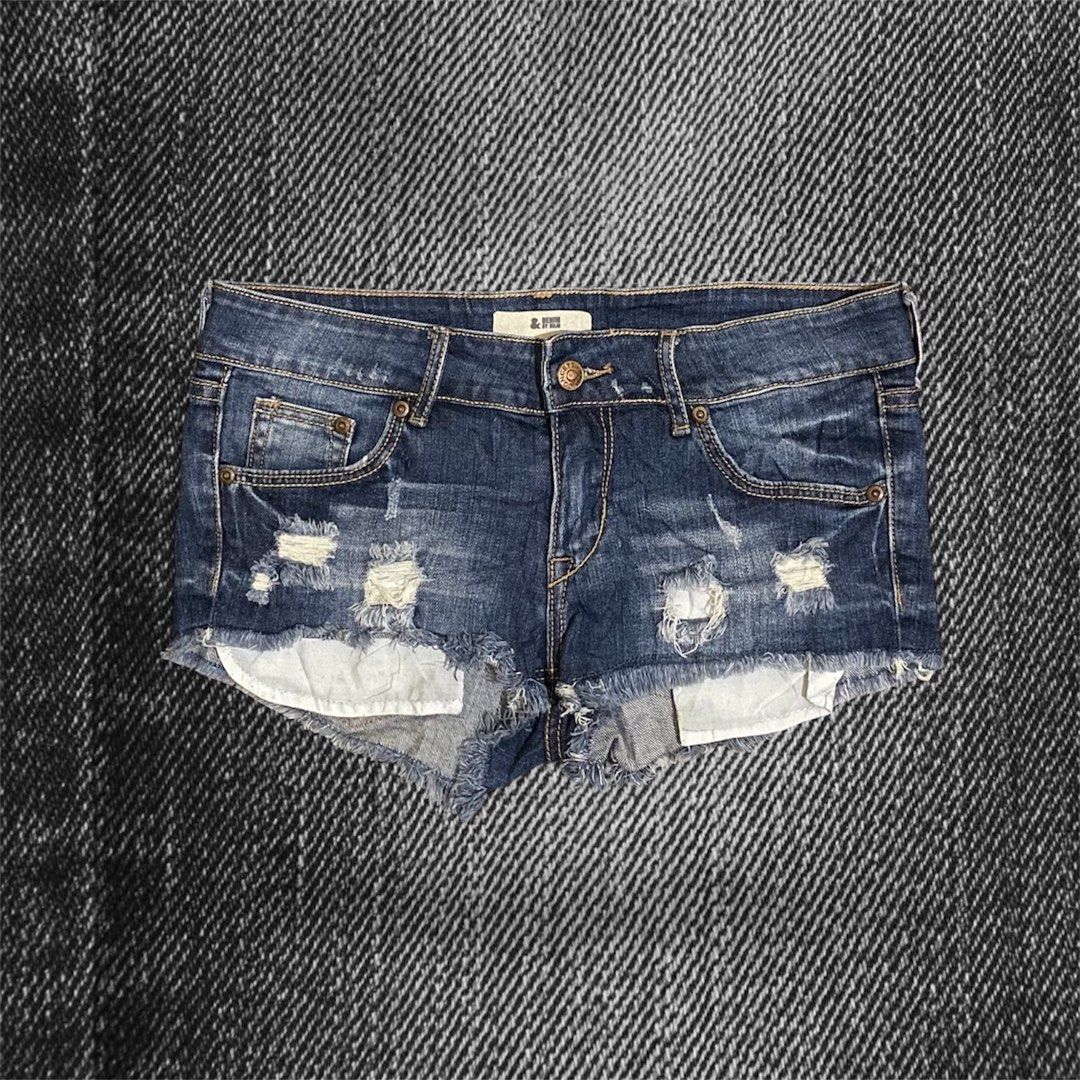 Distressed Vintage Low rise short (Category: Shorts) located in Caloocan City. Submitted by blairbyysha (Listing ID 1467518341, Image 1). Description: Size 27-29 Length 8.