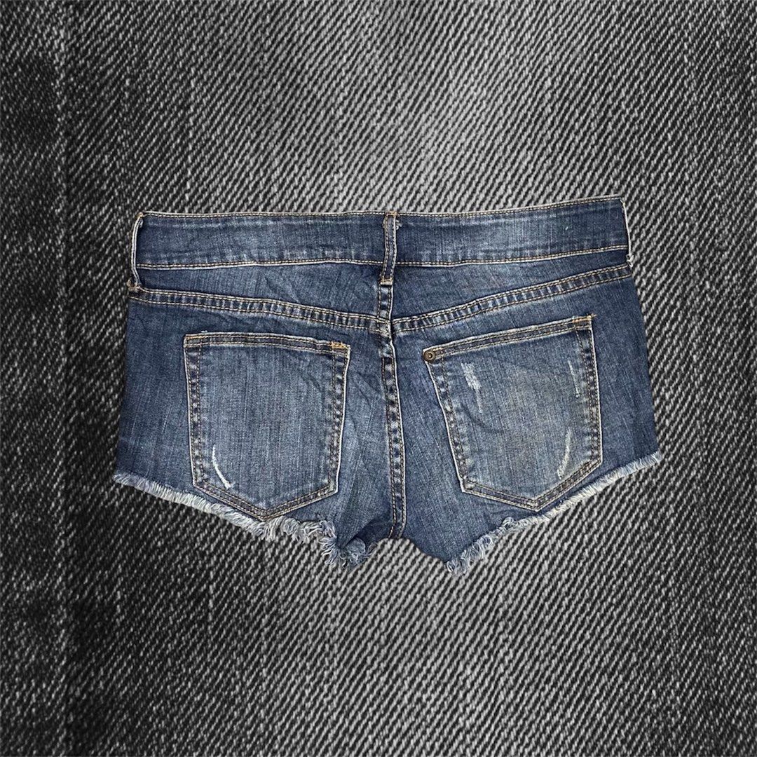 Distressed Vintage Low rise short (Category: Shorts) located in Caloocan City. Submitted by blairbyysha (Listing ID 1467518341, Image 2). Description: Size 27-29 Length 8.