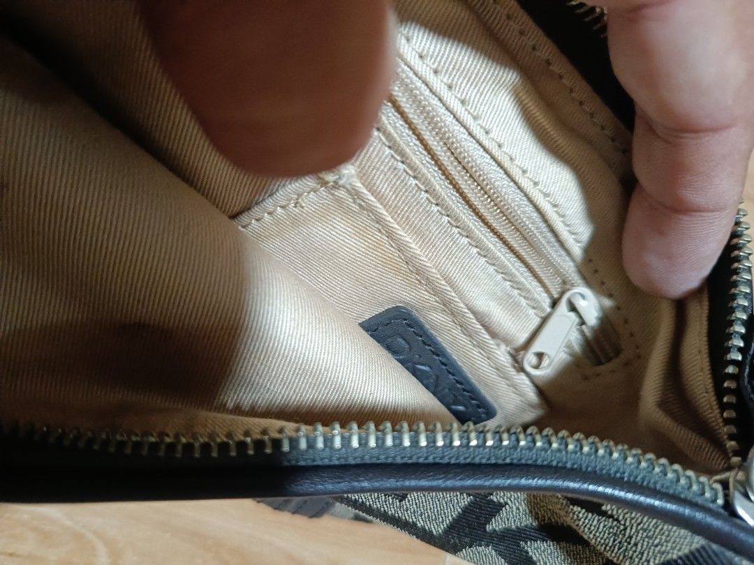 dkny shoulder bag (Category: Shoulder Bags) located in Manila. Submitted by jheizkiehi39708 (Listing ID 1467516424, Image 2). Description: excellent small size 9.7/10condition.