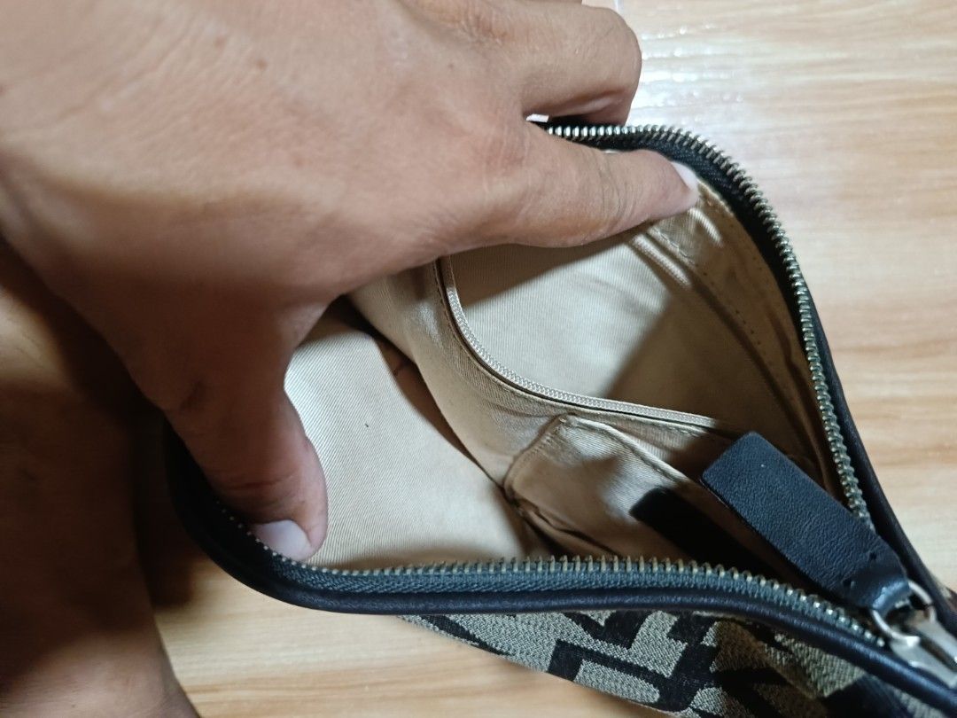 dkny shoulder bag (Category: Shoulder Bags) located in Manila. Submitted by jheizkiehi39708 (Listing ID 1467516424, Image 3). Description: excellent small size 9.7/10condition.