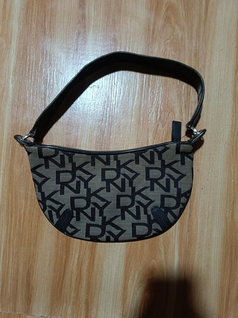 dkny shoulder bag (Category: Shoulder Bags) located in Manila. Submitted by jheizkiehi39708 (Listing ID 1467516424, Image 1). Description: excellent small size 9.7/10condition.
