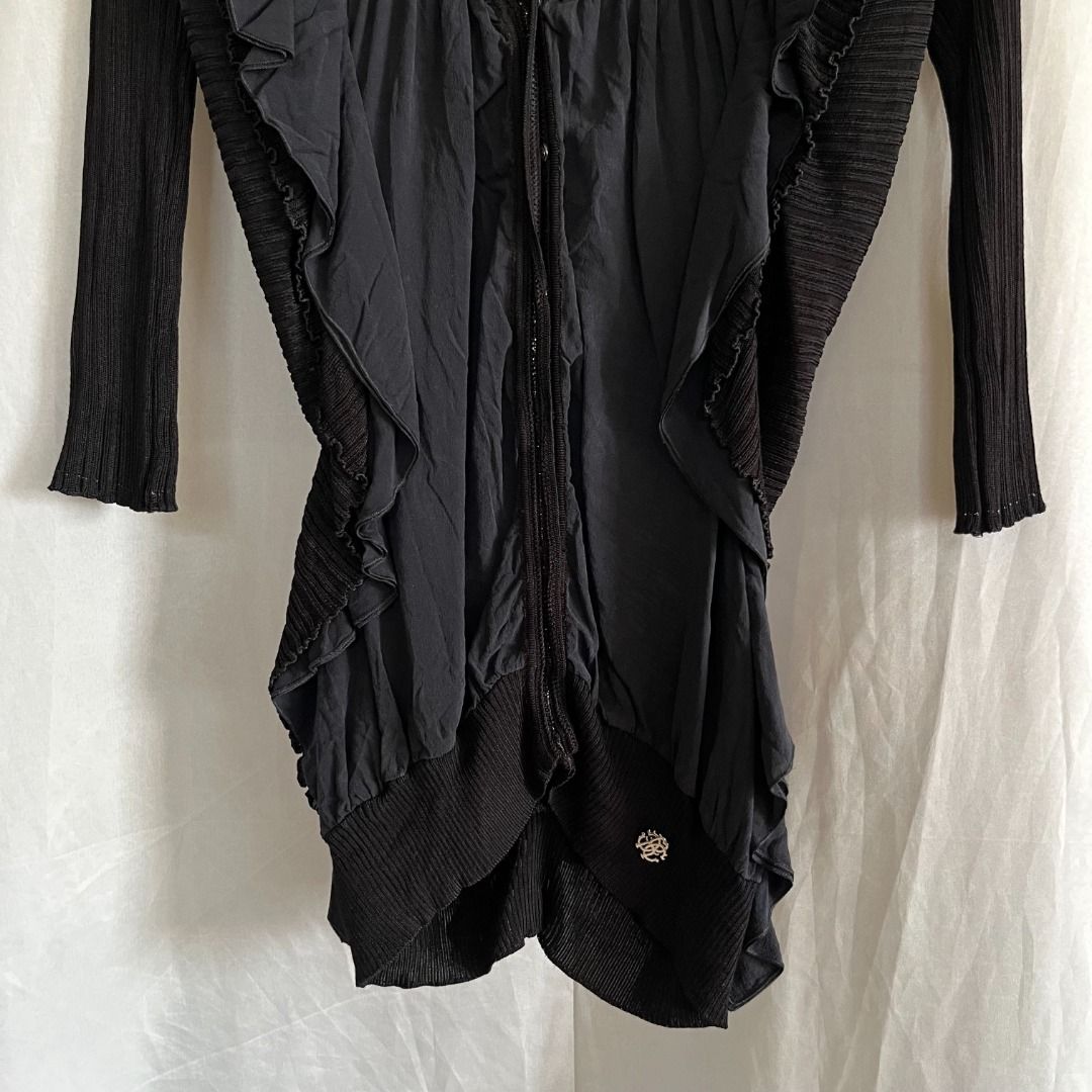 Early 2000’s Roberto Cavalli Ribbed Ruffle Top (Category: Blouses) located in Quezon. Submitted by _babypluto (Listing ID 1467454750, Image 3). Description: Size 40 Made in Italy Very good condition Pm me for more info.