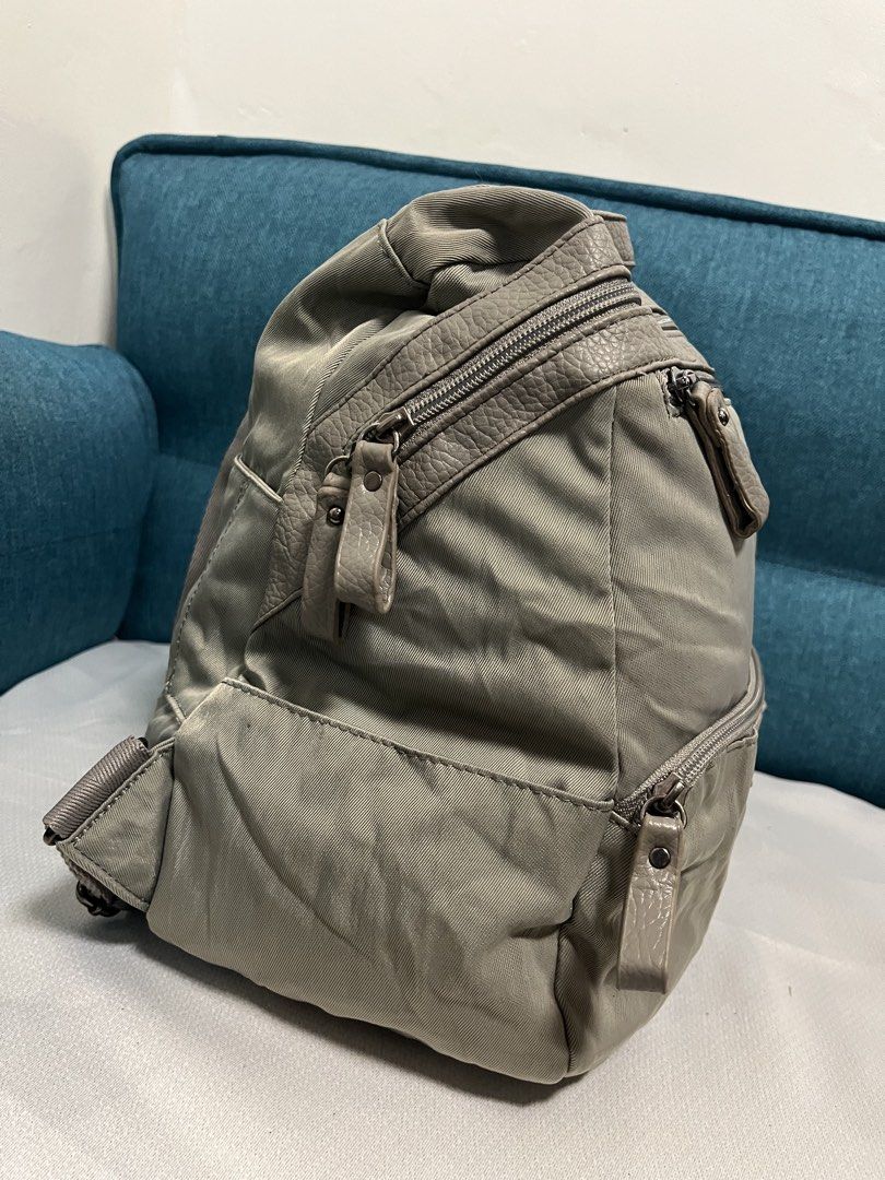 Elle bagpack with pouch unisex (Category: Backpacks) located in Tacurong. Submitted by pearlitas_ukay (Listing ID 1467367235, Image 3). Description: ELLE BAGPACK WITH POUCH good as new Med-Large Multiple compartments No flaws Mine 550.