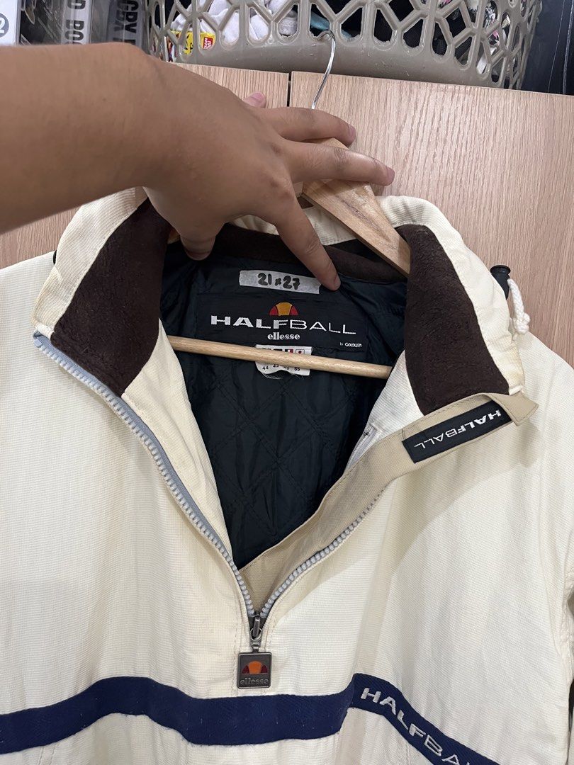 Ellesse Halfball Jacket (Category: Coats, Jackets and Outerwear) located in Mandaluyong City. Submitted by tatin_abad07 (Listing ID 1467549394, Image 3). Description: Ellesse Halfball Medium, 21x27 Condition: 9.5/10 Need wash ₱480.00.