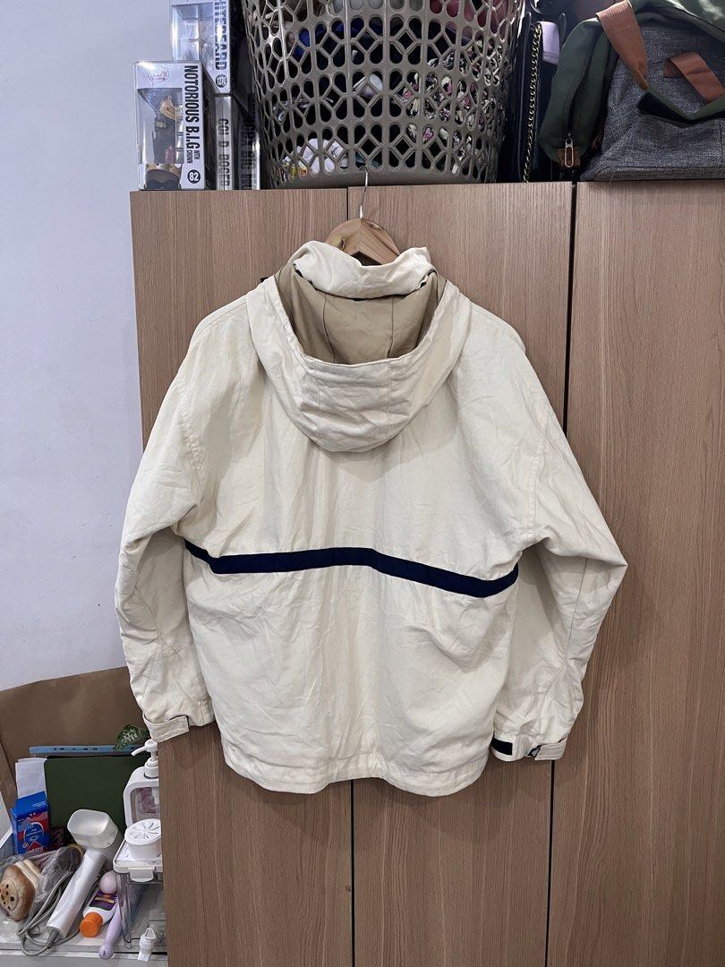 Ellesse Halfball Jacket (Category: Coats, Jackets and Outerwear) located in Mandaluyong City. Submitted by tatin_abad07 (Listing ID 1467549394, Image 2). Description: Ellesse Halfball Medium, 21x27 Condition: 9.5/10 Need wash ₱480.00.