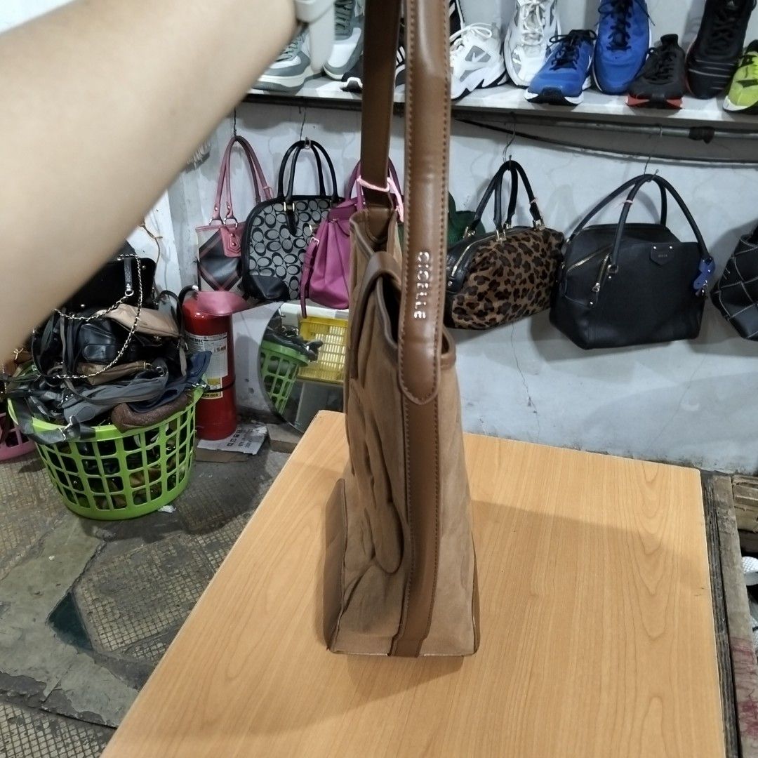 Embossed Bag (Category: Shoulder Bags) located in El Salvador. Submitted by francheskaukayukay (Listing ID 1467453156, Image 2). Description: .