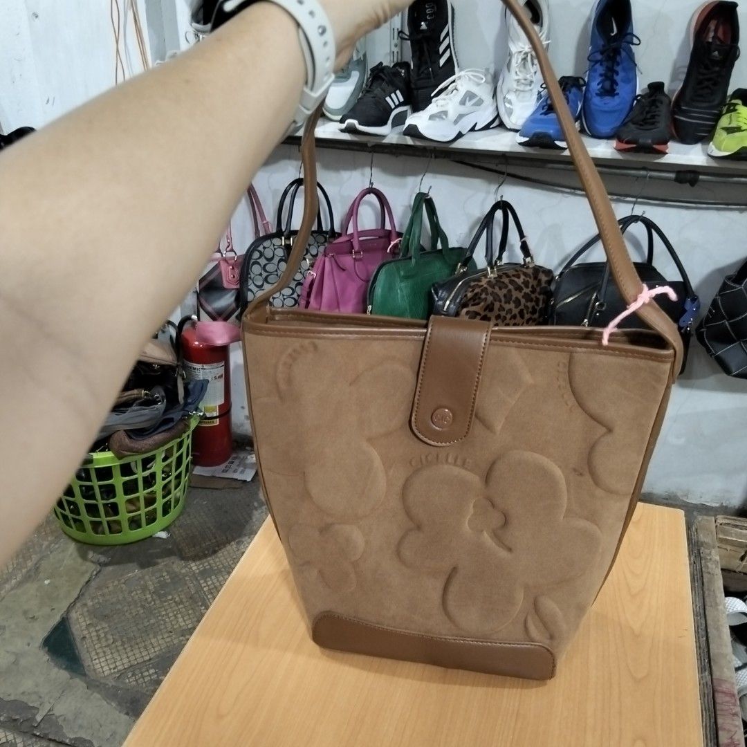 Embossed Bag (Category: Shoulder Bags) located in El Salvador. Submitted by francheskaukayukay (Listing ID 1467453156, Image 1). Description: .