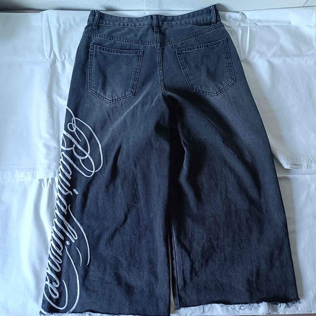 Embroided Baggy Jeans (Category: Jeans) located in Minglanilla. Submitted by mikeysells_ (Listing ID 1467398852, Image 1). Description: cebu, minglanilla loc df + item meet-up or maxim 📦 can ship via j&t express 📦 ✅ payment first via gcash ✅ 📩 df + item 📩 thrifted 10/10 condition honest issue: none size 32 35 in length 13 in leg hole.