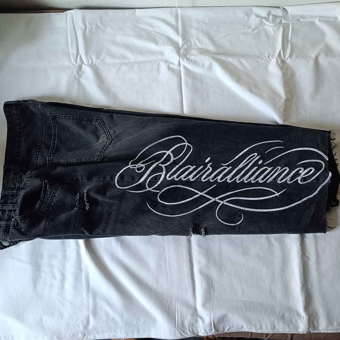Embroided Baggy Jeans (Category: Jeans) located in Minglanilla. Submitted by mikeysells_ (Listing ID 1467398852, Image 3). Description: cebu, minglanilla loc df + item meet-up or maxim 📦 can ship via j&t express 📦 ✅ payment first via gcash ✅ 📩 df + item 📩 thrifted 10/10 condition honest issue: none size 32 35 in length 13 in leg hole.