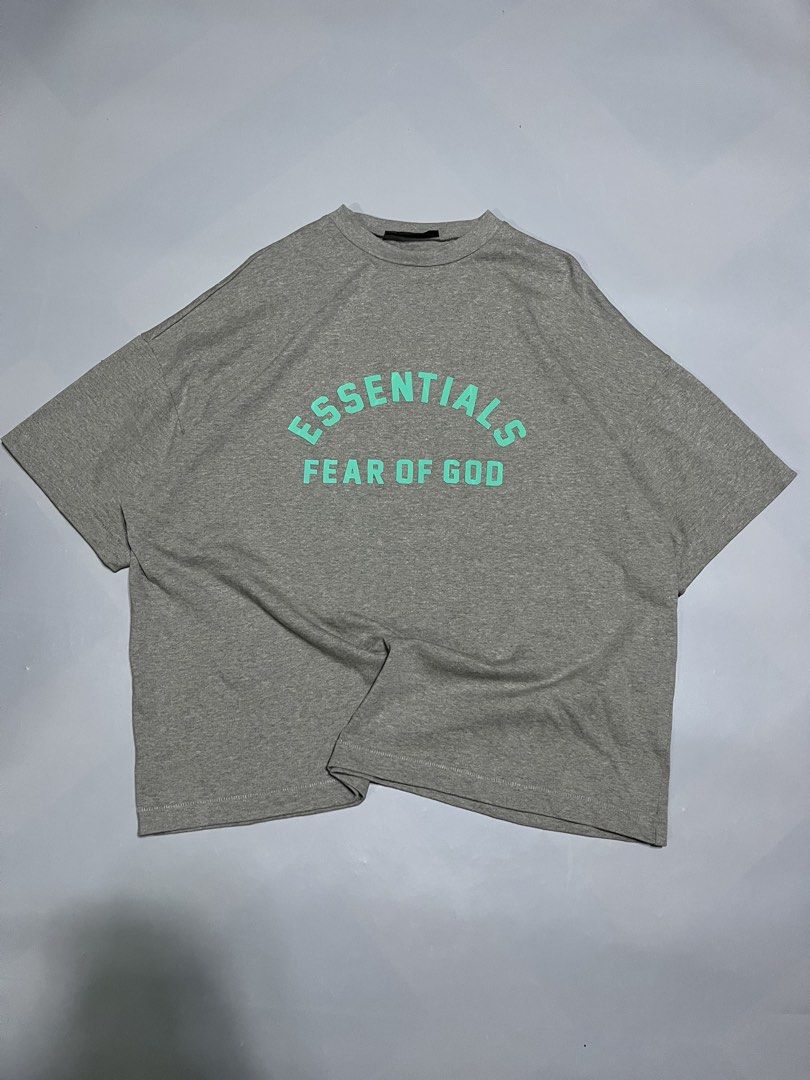 Essential fog crewneck (Category: Announcements) located in Camalig. Submitted by danllagass (Listing ID 1467421264, Image 1). Description: In pristine condition Size medium on tag 25/29 dimes No flaws Orig Fit to xl/2xl.