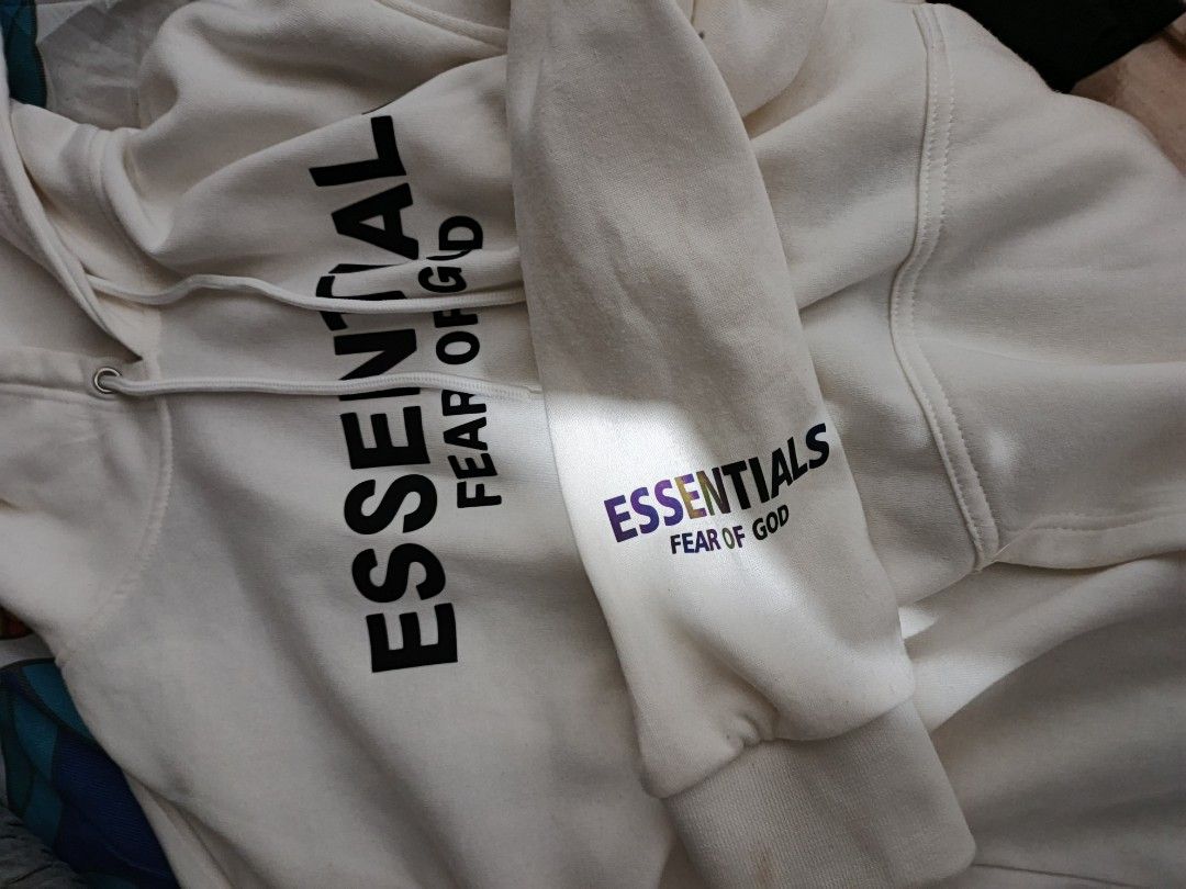 ESSENTIALLY HOOODIE (Category: Coats, Jackets and Outerwear) located in Manila. Submitted by daimondvdvh (Listing ID 1467460342, Image 2). Description: .